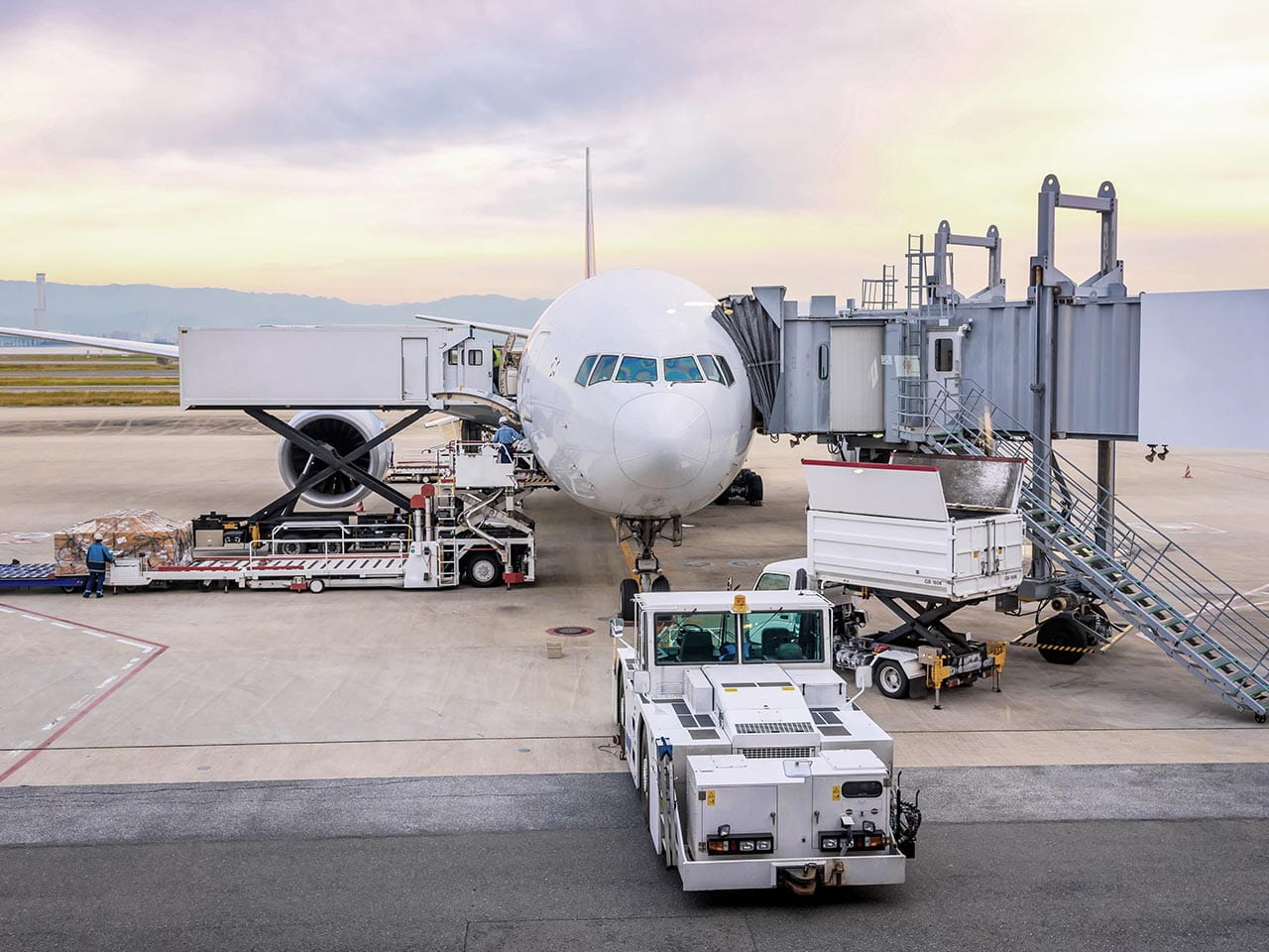 Flraktplan som lastas i solnedgång